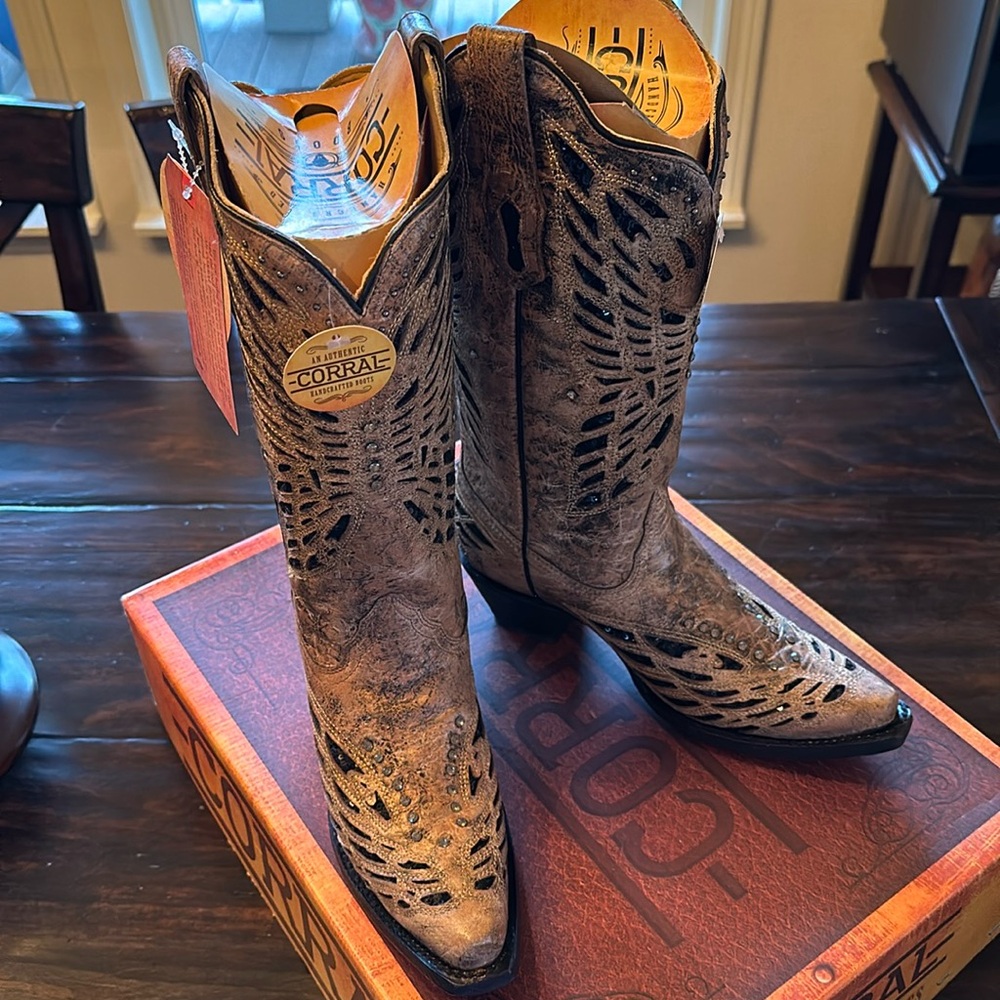 Women’s CORRAL handcrafted cowboy boots, bronze color size 8